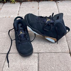 Very gently used black and gold Jordan’s 1c